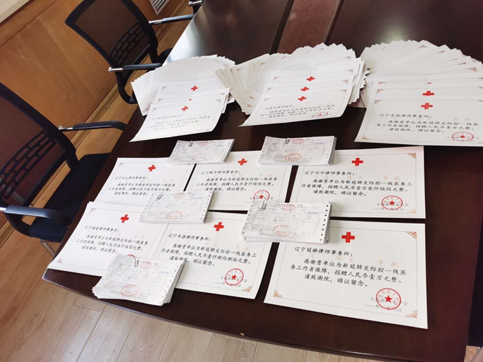 战“疫”党旗分外红_副本